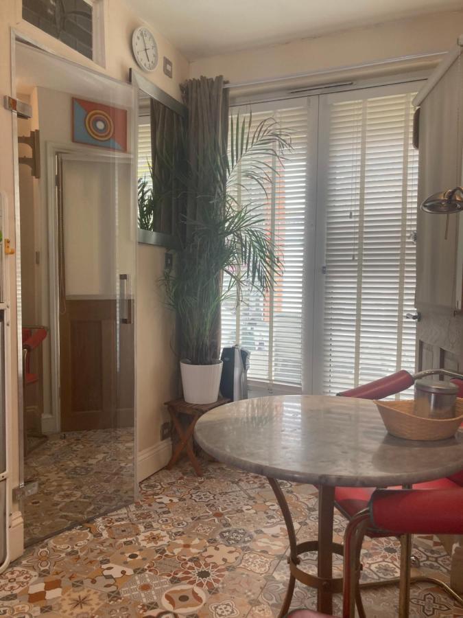 Little Brighton Beach Apartments - Also Separate Spa Cabin And Watersports Kültér fotó