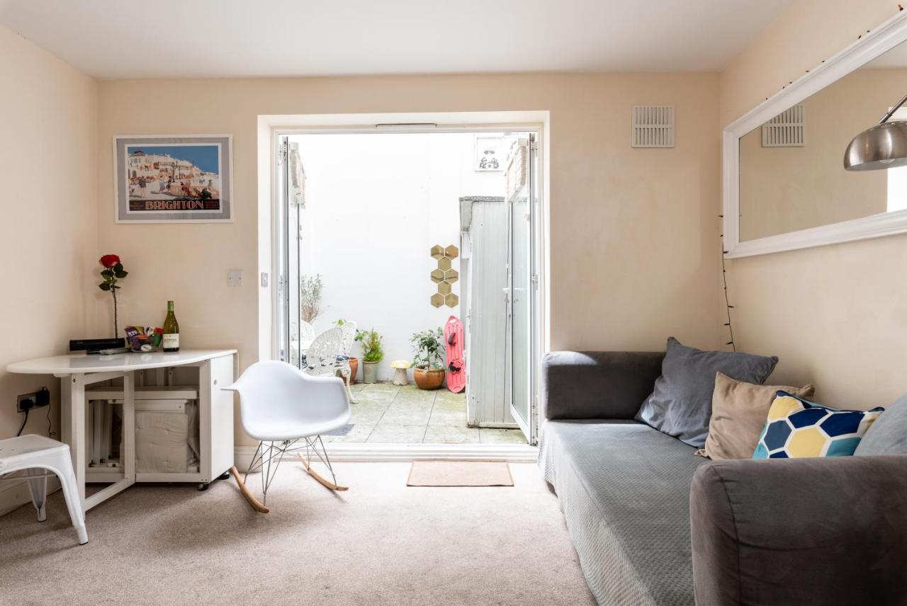 Little Brighton Beach Apartments - Also Separate Spa Cabin And Watersports Kültér fotó