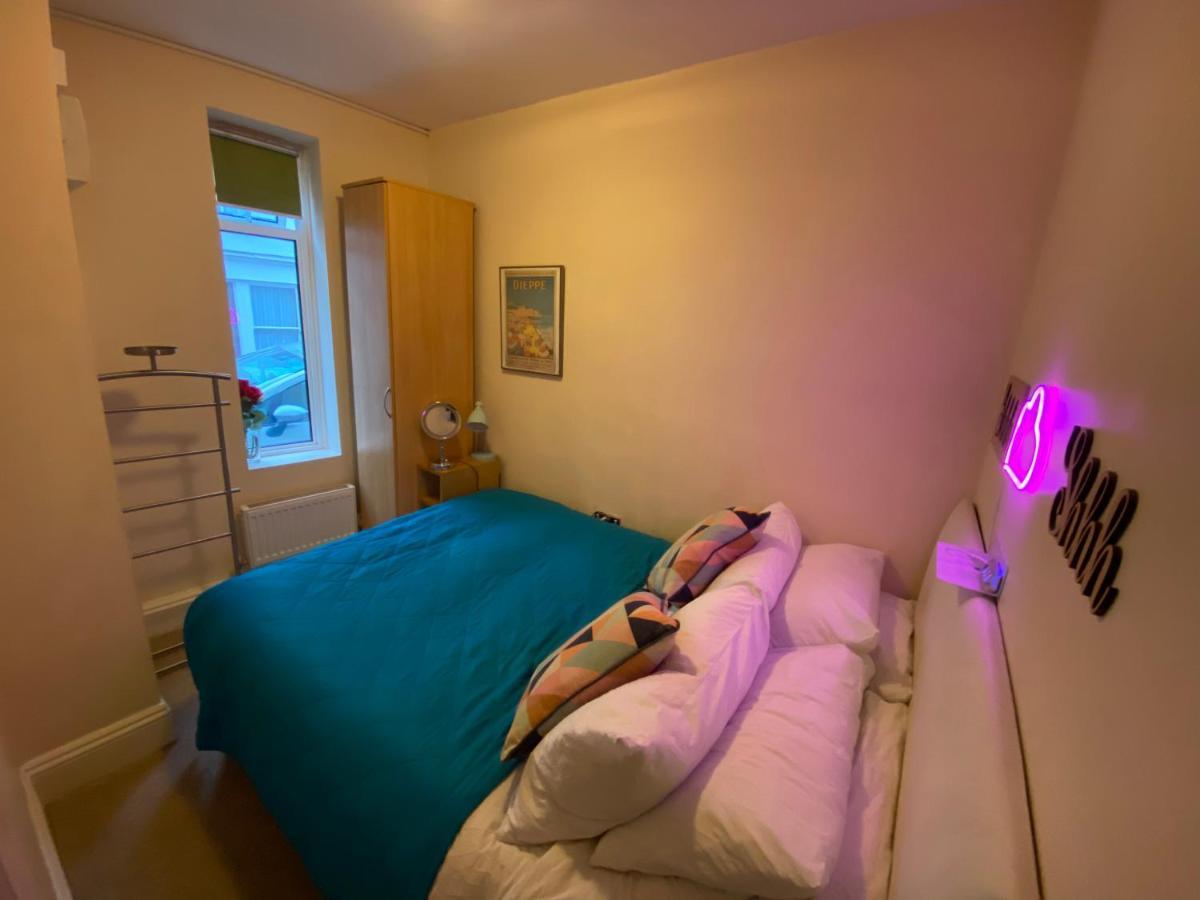 Little Brighton Beach Apartments - Also Separate Spa Cabin And Watersports Kültér fotó