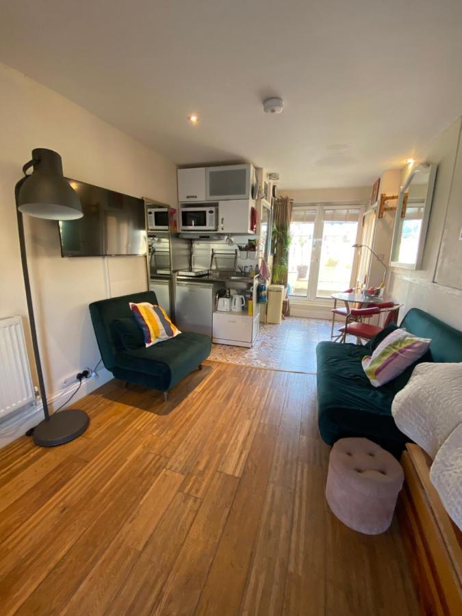 Little Brighton Beach Apartments - Also Separate Spa Cabin And Watersports Kültér fotó