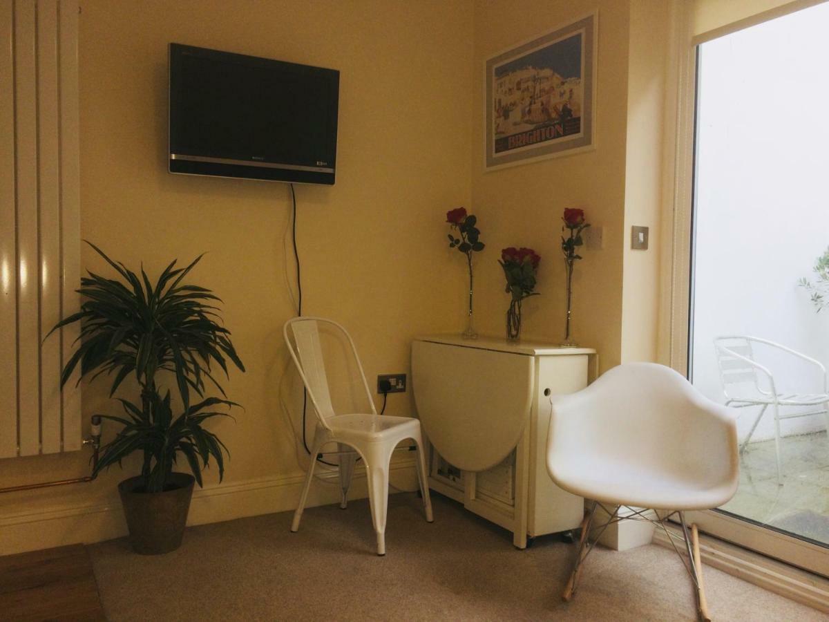 Little Brighton Beach Apartments - Also Separate Spa Cabin And Watersports Kültér fotó
